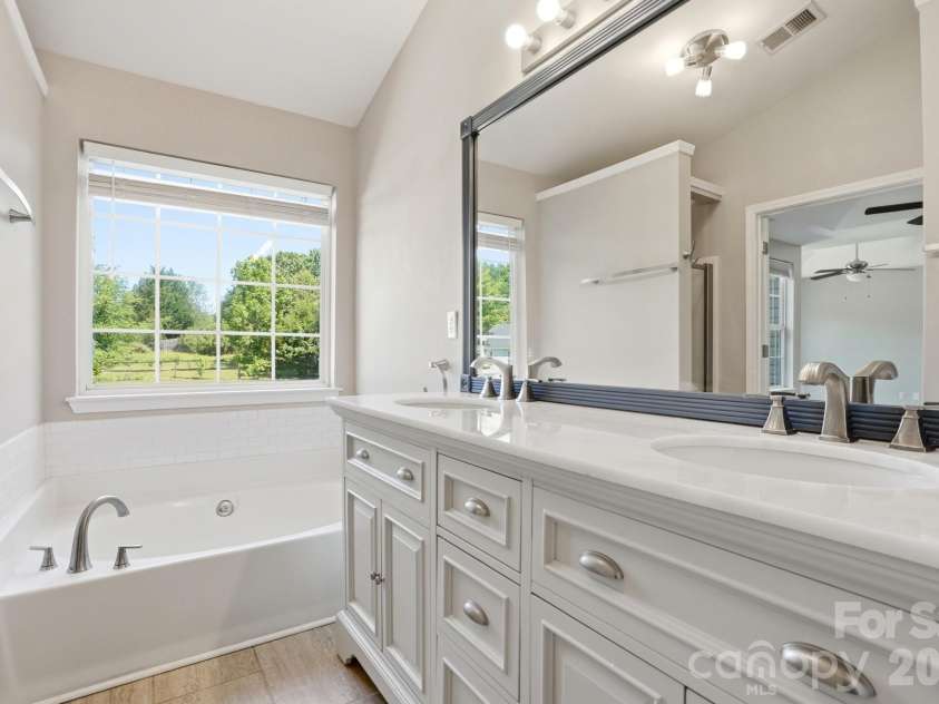 9213 Chastain Walk Drive, Charlotte, NC 28216.  MLS# CAR4373984, YatesRealty ID 21185. 