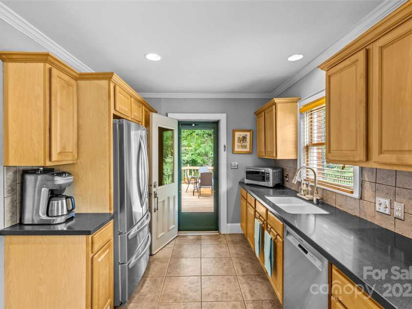 2005 Scott Avenue, Charlotte, NC 28203.  MLS# CAR4270087, YatesRealty ID 21186. Kitchen