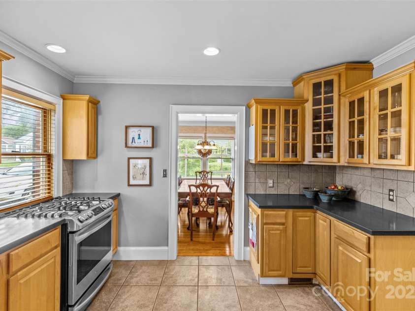 2005 Scott Avenue, Charlotte, NC 28203.  MLS# CAR4270087, YatesRealty ID 21186. Kitchen