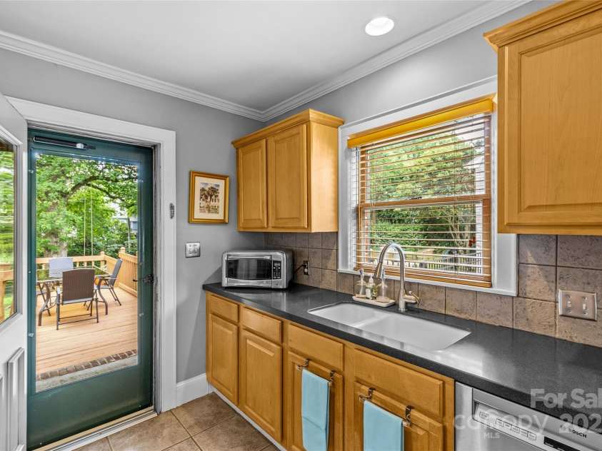 2005 Scott Avenue, Charlotte, NC 28203.  MLS# CAR4270087, YatesRealty ID 21186. Kitchen