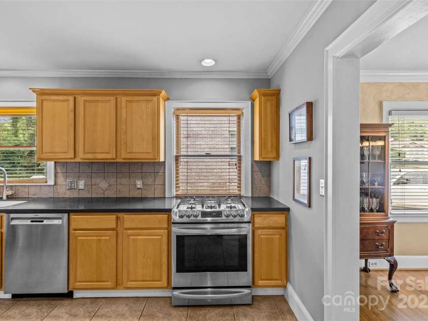 2005 Scott Avenue, Charlotte, NC 28203.  MLS# CAR4270087, YatesRealty ID 21186. Kitchen