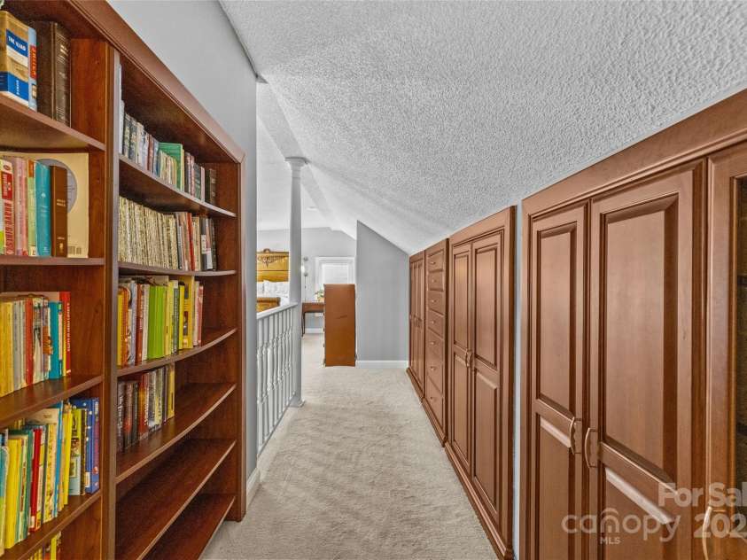 2005 Scott Avenue, Charlotte, NC 28203.  MLS# CAR4270087, YatesRealty ID 21186. Primary hallway cloests
