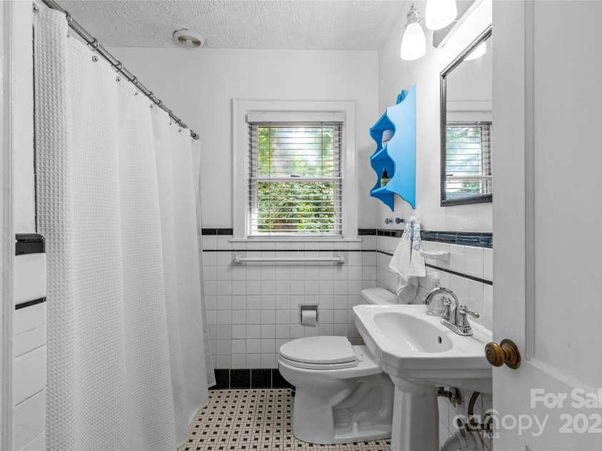 2005 Scott Avenue, Charlotte, NC 28203.  MLS# CAR4299263, YatesRealty ID 21186. Main level full bathroom