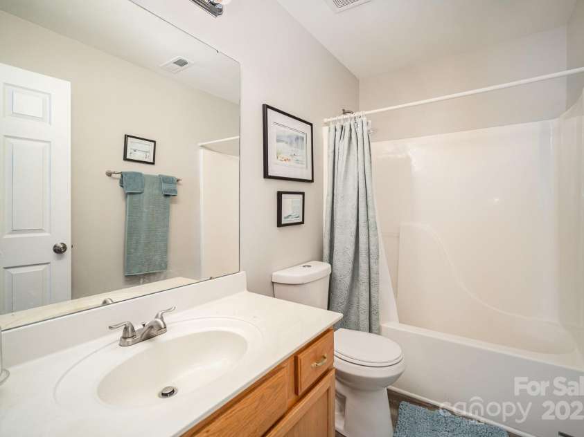4958 Bentgrass Run Drive, Charlotte, NC 28269.  MLS# CAR4238762, YatesRealty ID 21187. 2nd Full Bathroom