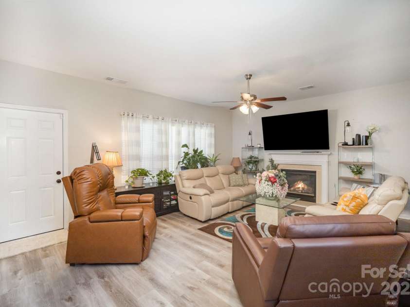 4958 Bentgrass Run Drive, Charlotte, NC 28269.  MLS# CAR4238762, YatesRealty ID 21187. Living Room