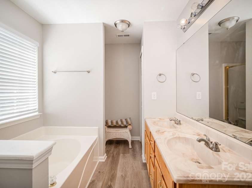 4958 Bentgrass Run Drive, Charlotte, NC 28269.  MLS# CAR4238762, YatesRealty ID 21187. Master Bathroom