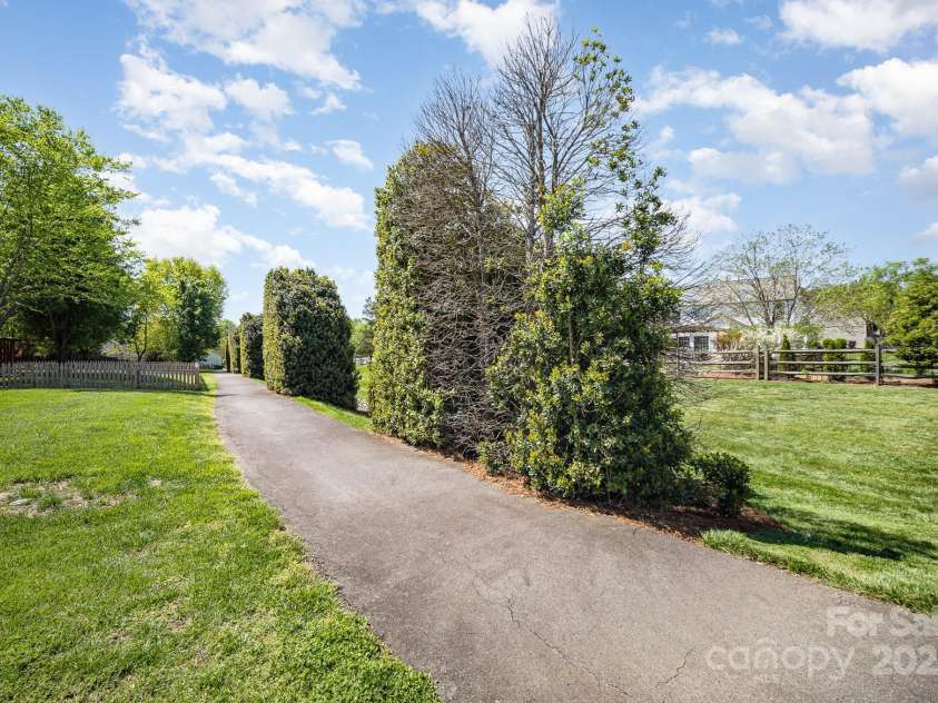 4958 Bentgrass Run Drive, Charlotte, NC 28269.  MLS# CAR4238762, YatesRealty ID 21187. Neighborhood Trail