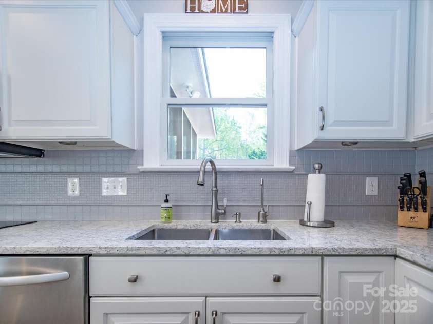 547 Ashby Drive, Davidson, NC 28036.  MLS# CAR4299072, YatesRealty ID 21188. 