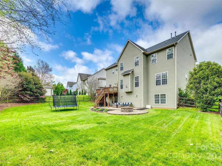 1813 Robbins Meadows Drive, Waxhaw, NC 28173.  MLS# CAR4242348, YatesRealty ID 21189. 