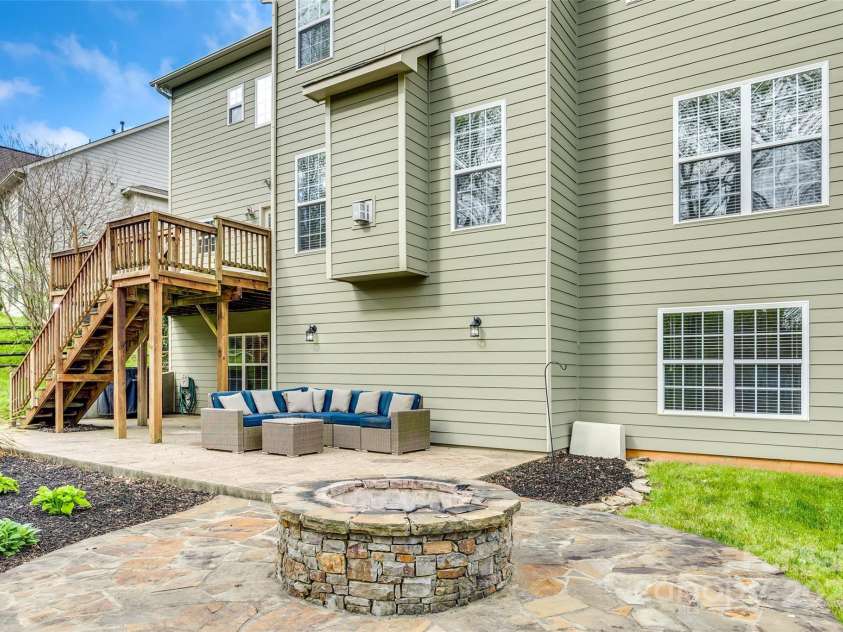 1813 Robbins Meadows Drive, Waxhaw, NC 28173.  MLS# CAR4242348, YatesRealty ID 21189. 