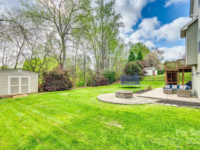 1813 Robbins Meadows Drive, Waxhaw, NC 28173.  MLS# CAR4242348, YatesRealty ID 21189. 