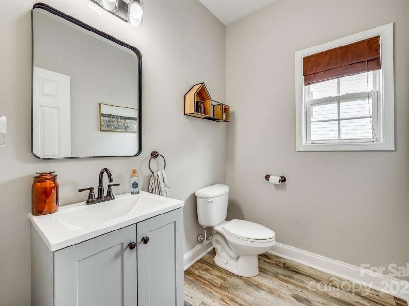 1813 Robbins Meadows Drive, Waxhaw, NC 28173.  MLS# CAR4242348, YatesRealty ID 21189. Half Bathroom on the main level