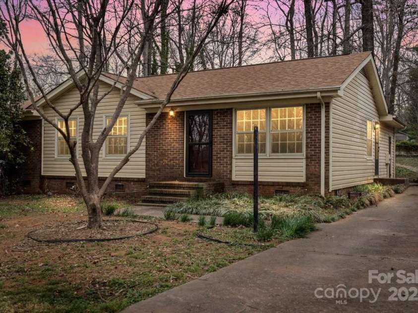 515 Culloden Court, Charlotte, NC 28214.  MLS# CAR4233750, YatesRealty ID 2119. 