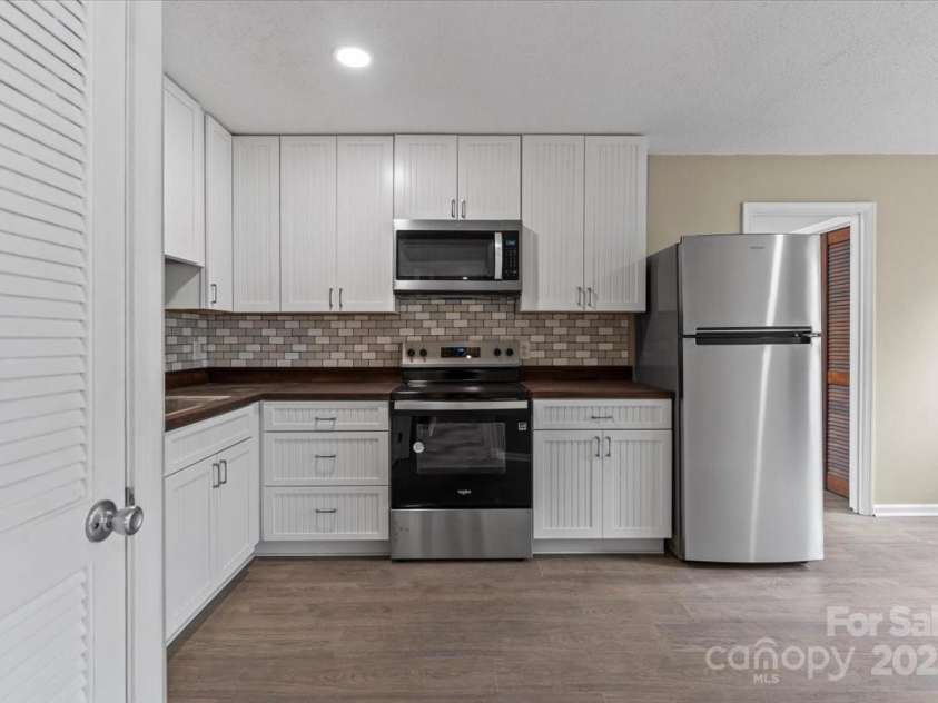 515 Culloden Court, Charlotte, NC 28214.  MLS# CAR4233750, YatesRealty ID 2119. 