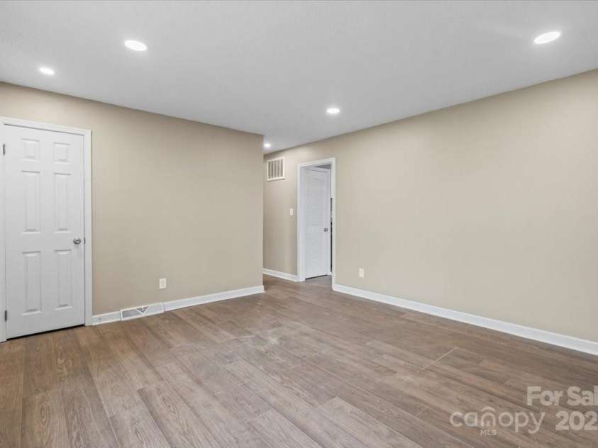 515 Culloden Court, Charlotte, NC 28214.  MLS# CAR4233750, YatesRealty ID 2119. 