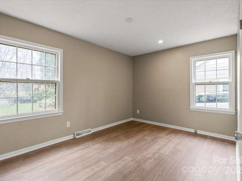 515 Culloden Court, Charlotte, NC 28214.  MLS# CAR4233750, YatesRealty ID 2119. 