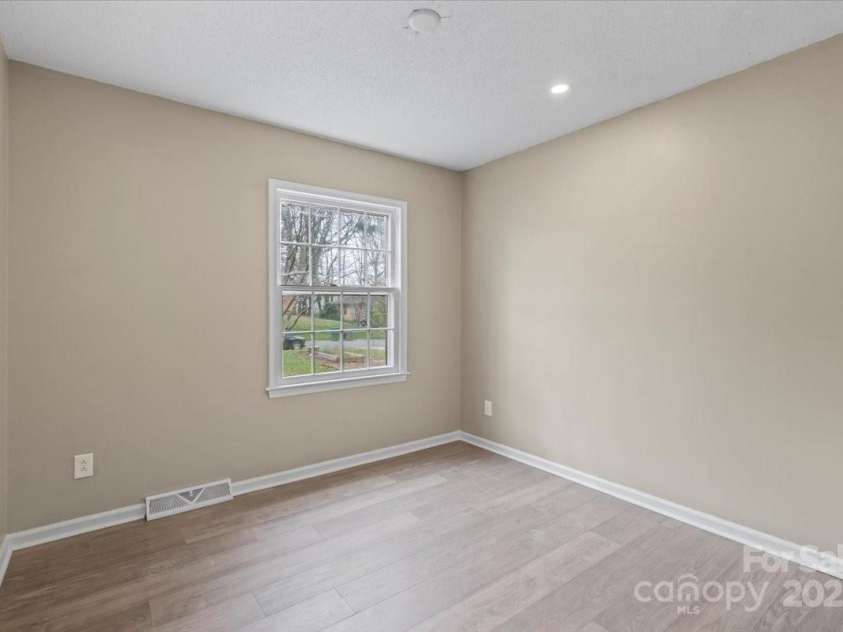 515 Culloden Court, Charlotte, NC 28214.  MLS# CAR4233750, YatesRealty ID 2119. 