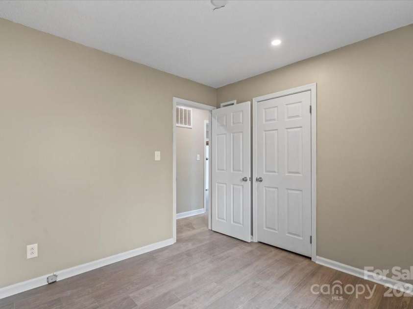 515 Culloden Court, Charlotte, NC 28214.  MLS# CAR4233750, YatesRealty ID 2119. 