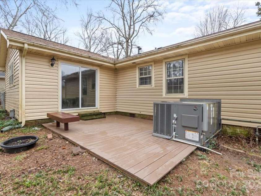 515 Culloden Court, Charlotte, NC 28214.  MLS# CAR4233750, YatesRealty ID 2119. 