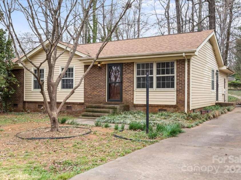 515 Culloden Court, Charlotte, NC 28214.  MLS# CAR4233750, YatesRealty ID 2119. 