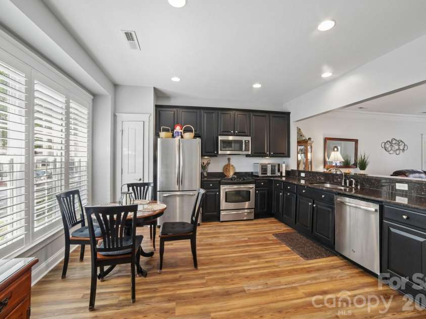 13624 Morehouse Street, Huntersville, NC 28078.  MLS# CAR4371007, YatesRealty ID 21192. Spacious kitchen with granite countertops and GE stainless appliances
