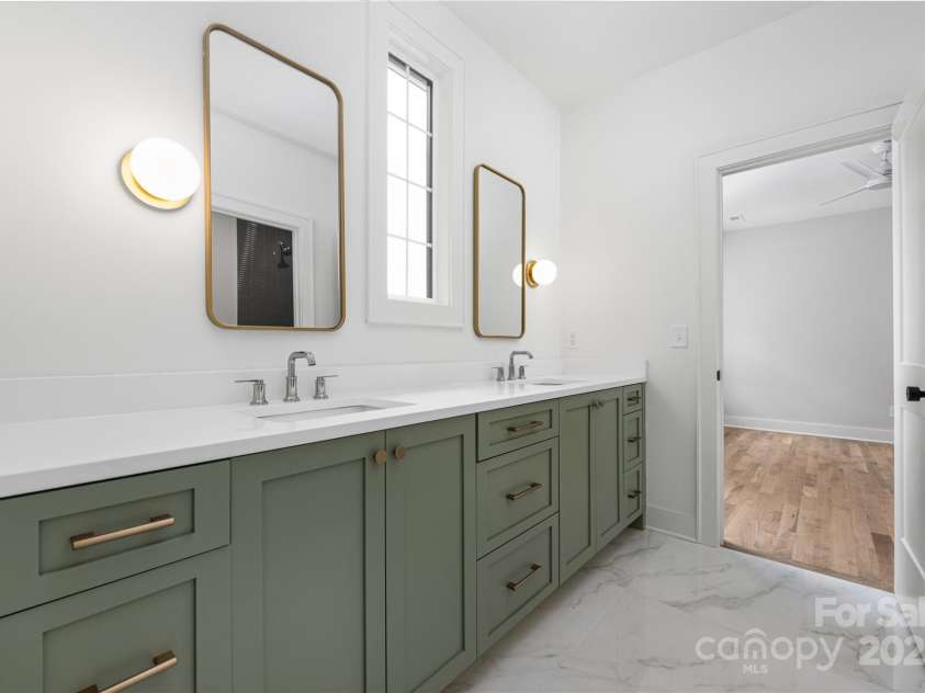 1817 Union Street, Charlotte, NC 28205.  MLS# CAR4252790, YatesRealty ID 21192. Jack and Jill bath