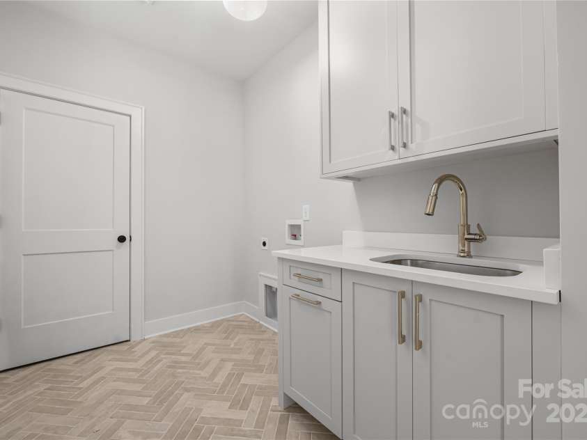 1817 Union Street, Charlotte, NC 28205.  MLS# CAR4252790, YatesRealty ID 21192. Laundry room