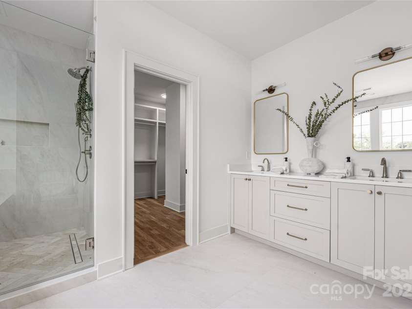 1817 Union Street, Charlotte, NC 28205.  MLS# CAR4252790, YatesRealty ID 21192. Primary Bath