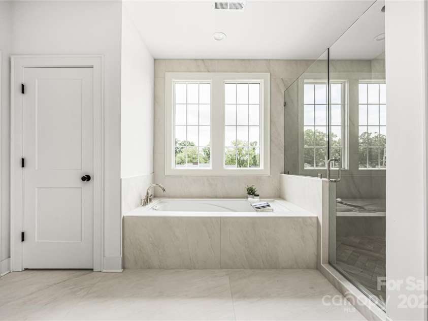 1817 Union Street, Charlotte, NC 28205.  MLS# CAR4252790, YatesRealty ID 21192. Primary Bath