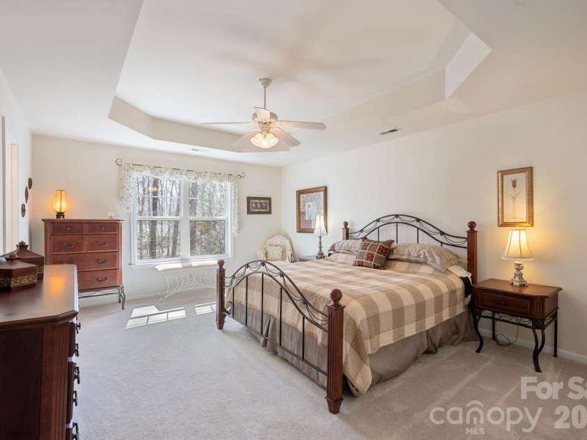9507 Yearwood Lane, Charlotte, NC 28214.  MLS# CAR4353305, YatesRealty ID 21193. Spacious Primary suite with tray ceiling 