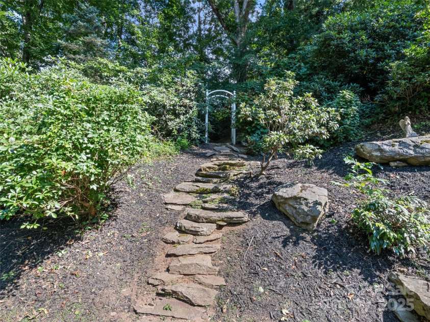 40 Panda Trail, Waynesville, NC 28785.  MLS# CAR4296115, YatesRealty ID 21194. 