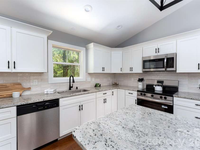 21 Justice Ridge Terrace, Candler, NC 28715.  MLS# CAR4376887, YatesRealty ID 21196. 