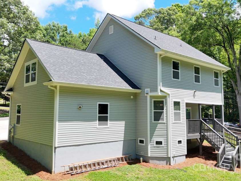 8701 Dixie Drive, Charlotte, NC 28278.  MLS# CAR4259510, YatesRealty ID 21197. 