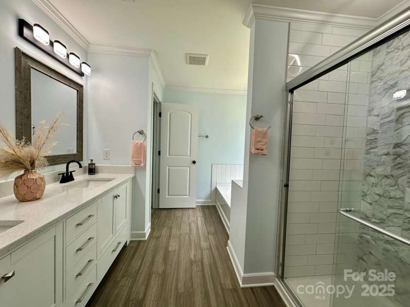 8701 Dixie Drive, Charlotte, NC 28278.  MLS# CAR4259510, YatesRealty ID 21197. Main Suite Bath