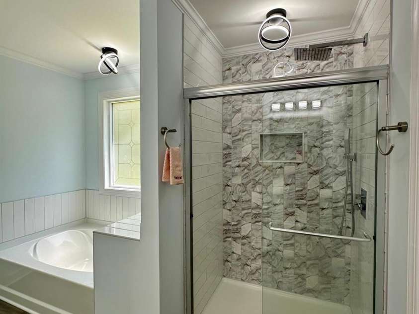 8701 Dixie Drive, Charlotte, NC 28278.  MLS# CAR4259510, YatesRealty ID 21197. Main Suite Bath