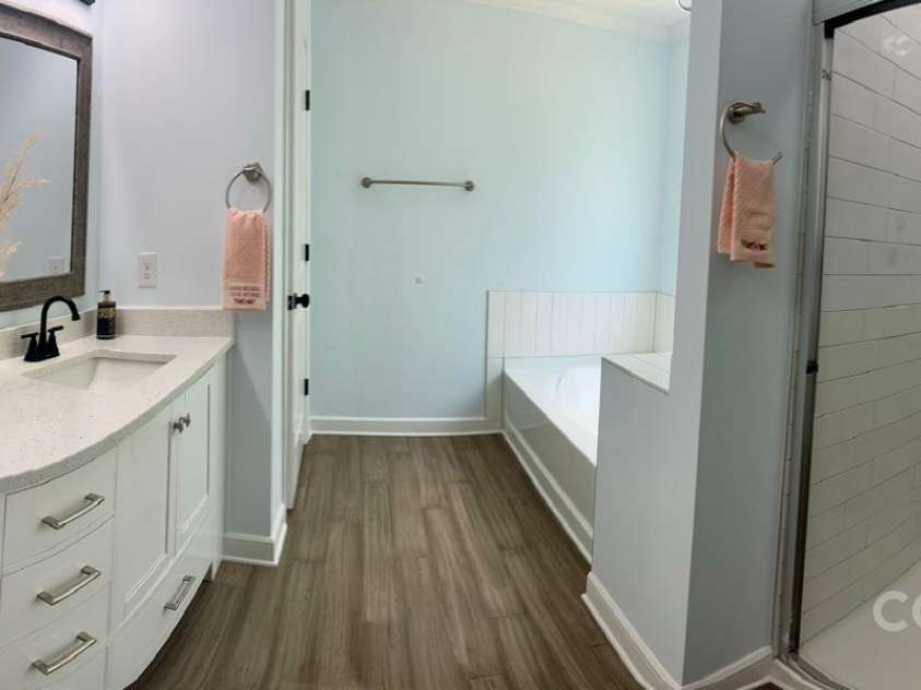 8701 Dixie Drive, Charlotte, NC 28278.  MLS# CAR4259510, YatesRealty ID 21197. Main Suite Bath