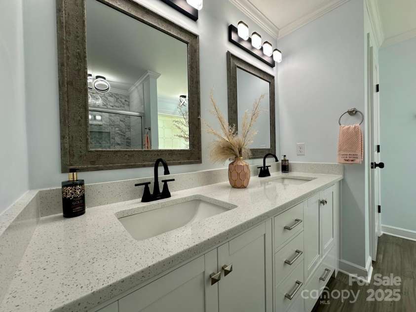 8701 Dixie Drive, Charlotte, NC 28278.  MLS# CAR4259510, YatesRealty ID 21197. Quartz Countertops