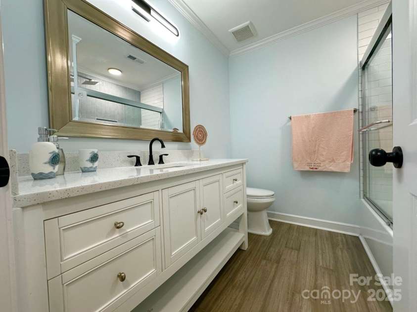 8701 Dixie Drive, Charlotte, NC 28278.  MLS# CAR4259510, YatesRealty ID 21197. Quartz Countertops