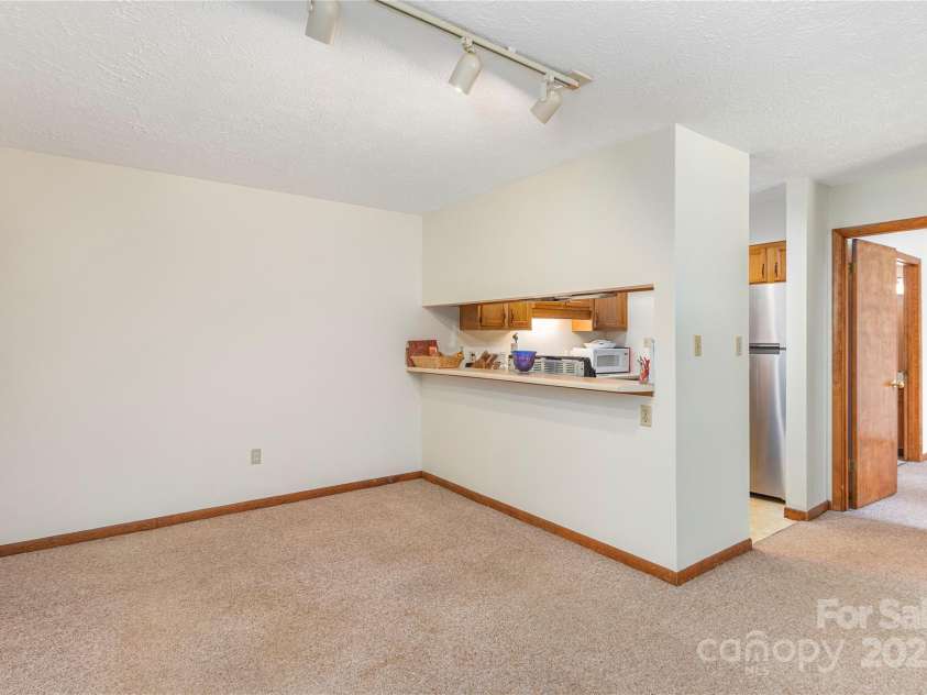 33 Ravencroft Lane, Asheville, NC 28803.  MLS# CAR4251539, YatesRealty ID 21199. Dining area - breakfast bar