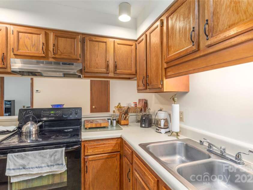 33 Ravencroft Lane, Asheville, NC 28803.  MLS# CAR4251539, YatesRealty ID 21199. Kitchen - breakfast bar