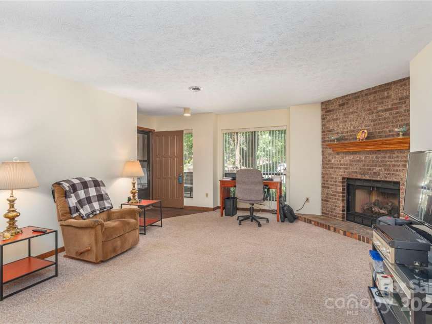 33 Ravencroft Lane, Asheville, NC 28803.  MLS# CAR4251539, YatesRealty ID 21199. Living area - front door