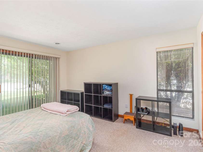 33 Ravencroft Lane, Asheville, NC 28803.  MLS# CAR4251539, YatesRealty ID 21199. Primary bedroom - 1