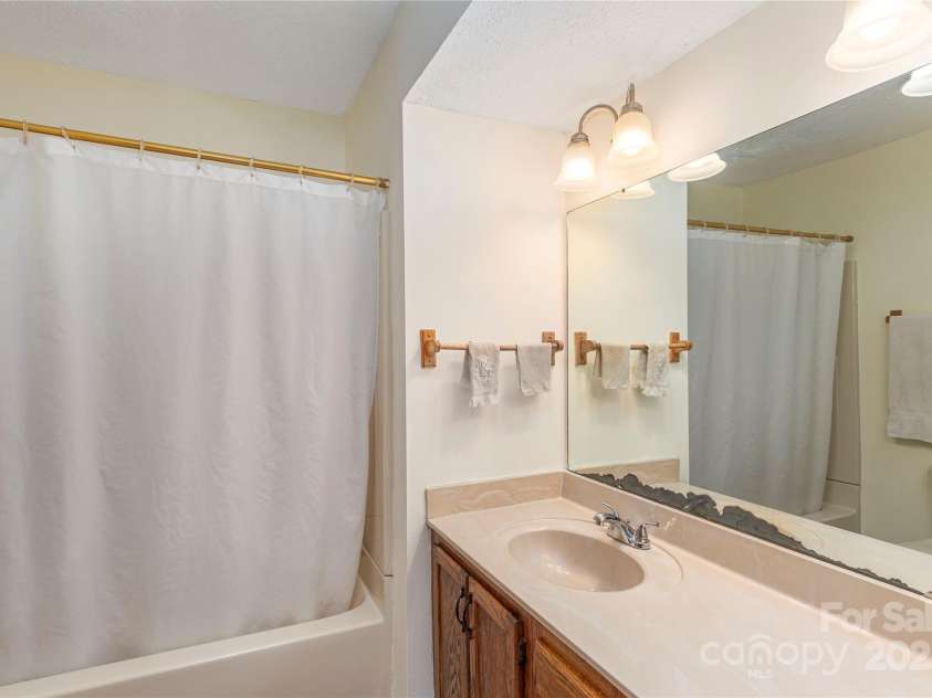 33 Ravencroft Lane, Asheville, NC 28803.  MLS# CAR4251539, YatesRealty ID 21199. Primary En Suite Bathroom