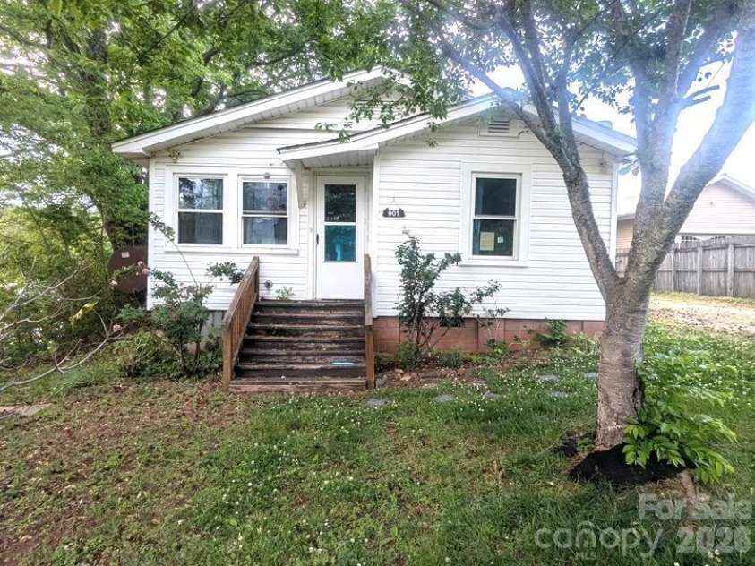 901 State Street, Marion, NC 28752.  MLS# CAR4410559, YatesRealty ID 21199. 