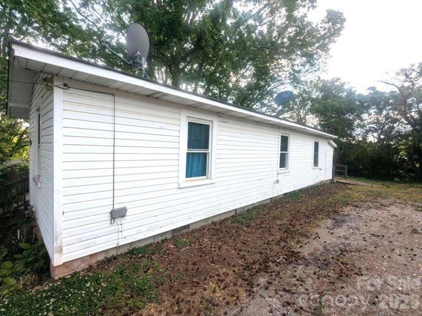 901 State Street, Marion, NC 28752.  MLS# CAR4410559, YatesRealty ID 21199. 