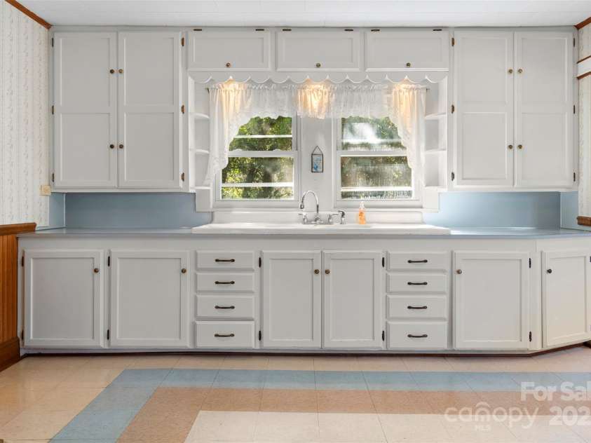 4601 Mooresville Road, Kannapolis, NC 28081.  MLS# CAR4303506, YatesRealty ID 212. 