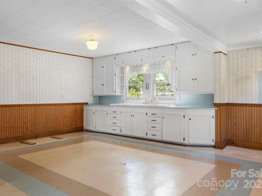 4601 Mooresville Road, Kannapolis, NC 28081.  MLS# CAR4303506, YatesRealty ID 212. 