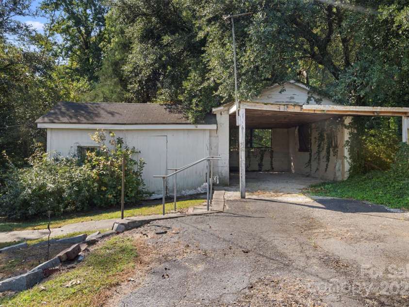 4601 Mooresville Road, Kannapolis, NC 28081.  MLS# CAR4303506, YatesRealty ID 212. 