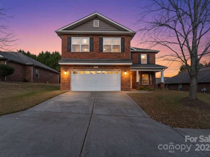 2532 Glyncastle Way, Gastonia, NC 28056.  MLS# CAR4317159, YatesRealty ID 2120. 