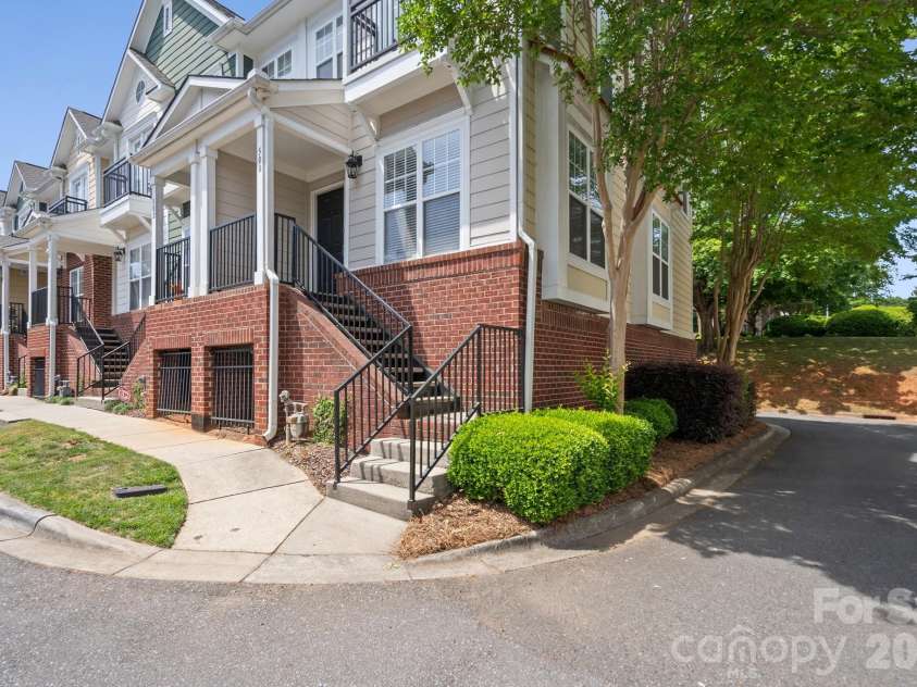 500 Village Park Drive, Belmont, NC 28012.  MLS# CAR4378749, YatesRealty ID 21200. 